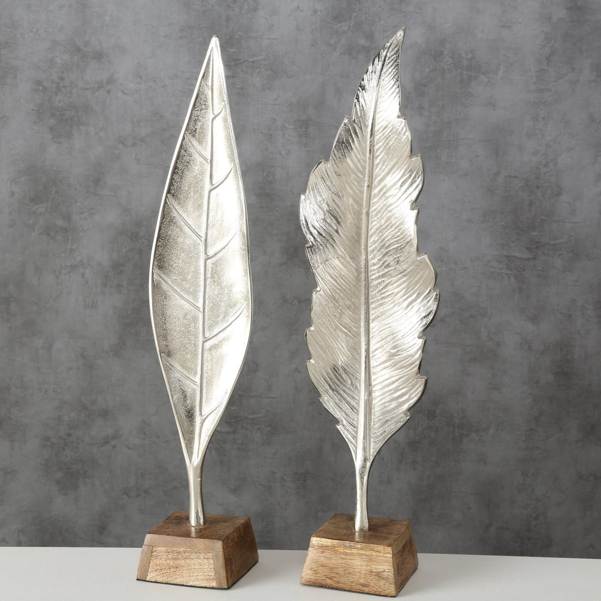 Deko "Blatt" Set 2-tlg. - moderne Skulptur | Stelldekoration aus Aluminium und Holz - 67 cm