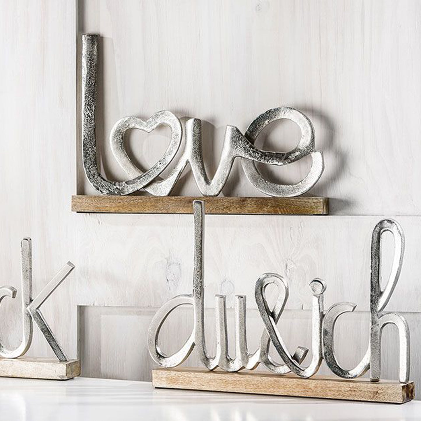 Schriftzug "du & ich" aus Alu mit Holzständer, 43 x 29 cm