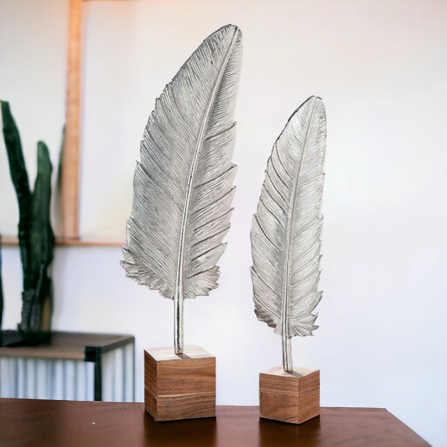 Aluminiumskulptur "Feder" silber auf Holzsockel 65,5 cm