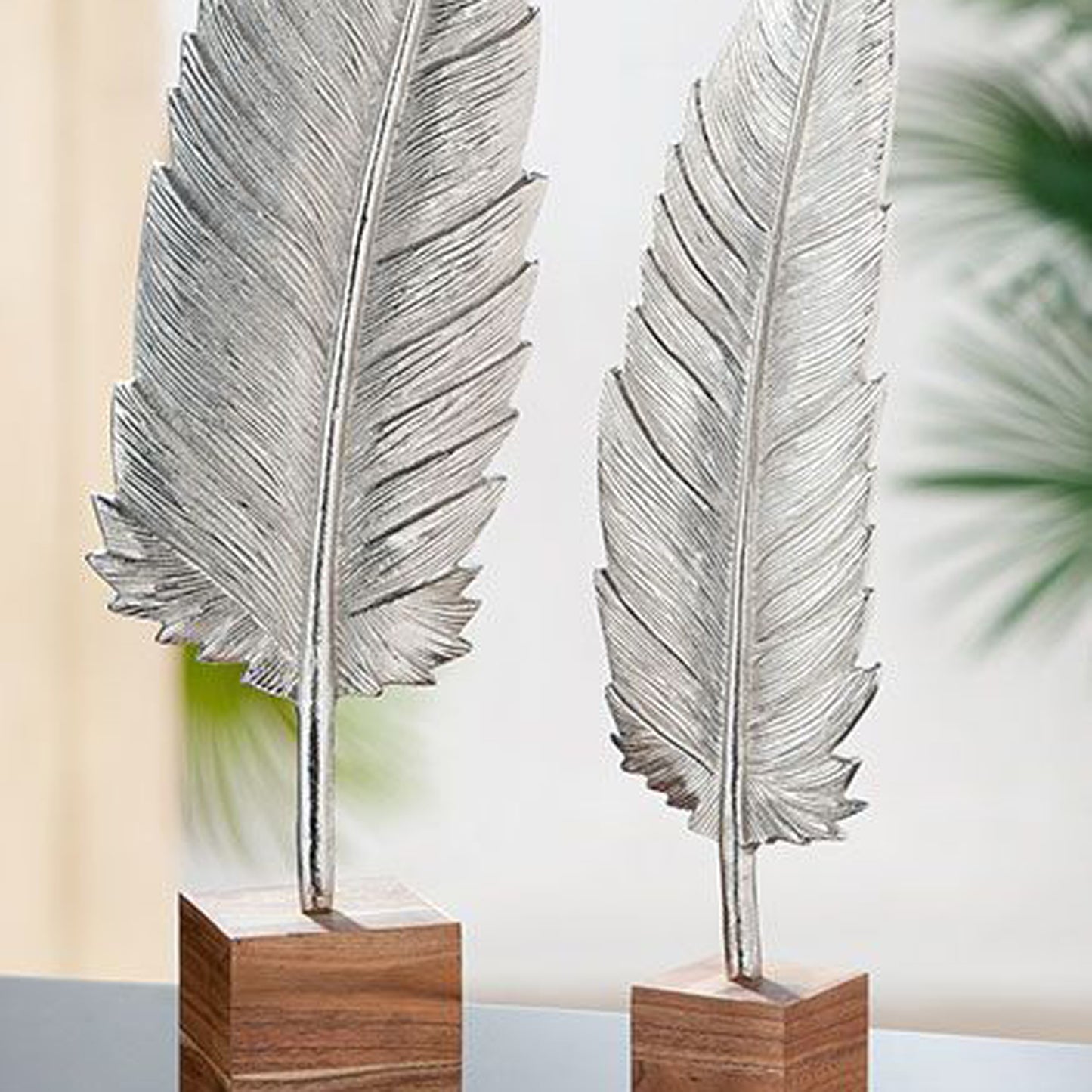 Aluminiumskulptur "Feder" silber auf Holzsockel 65,5 cm