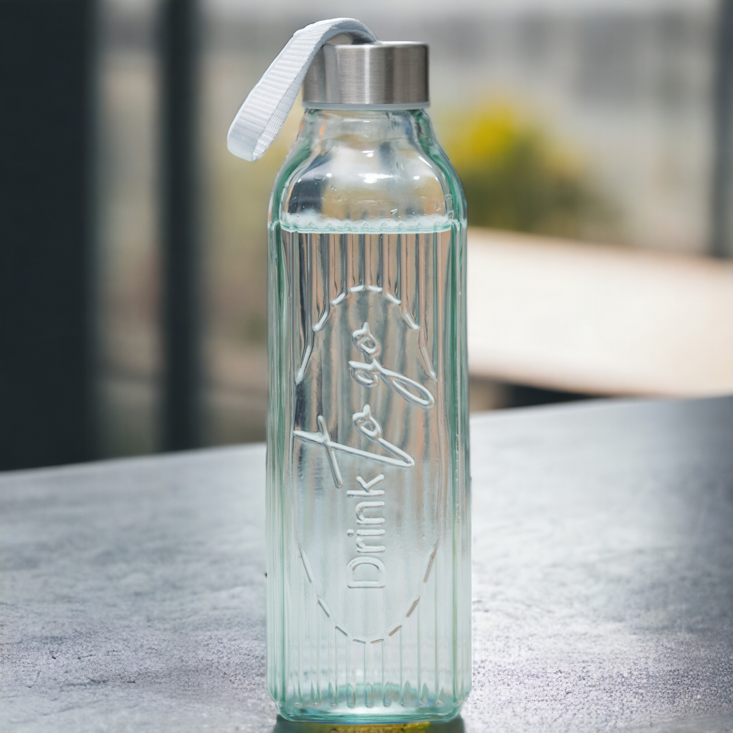 Glasflasche "To Go" klar mit Deckel und Halteschlaufe - 640 ml