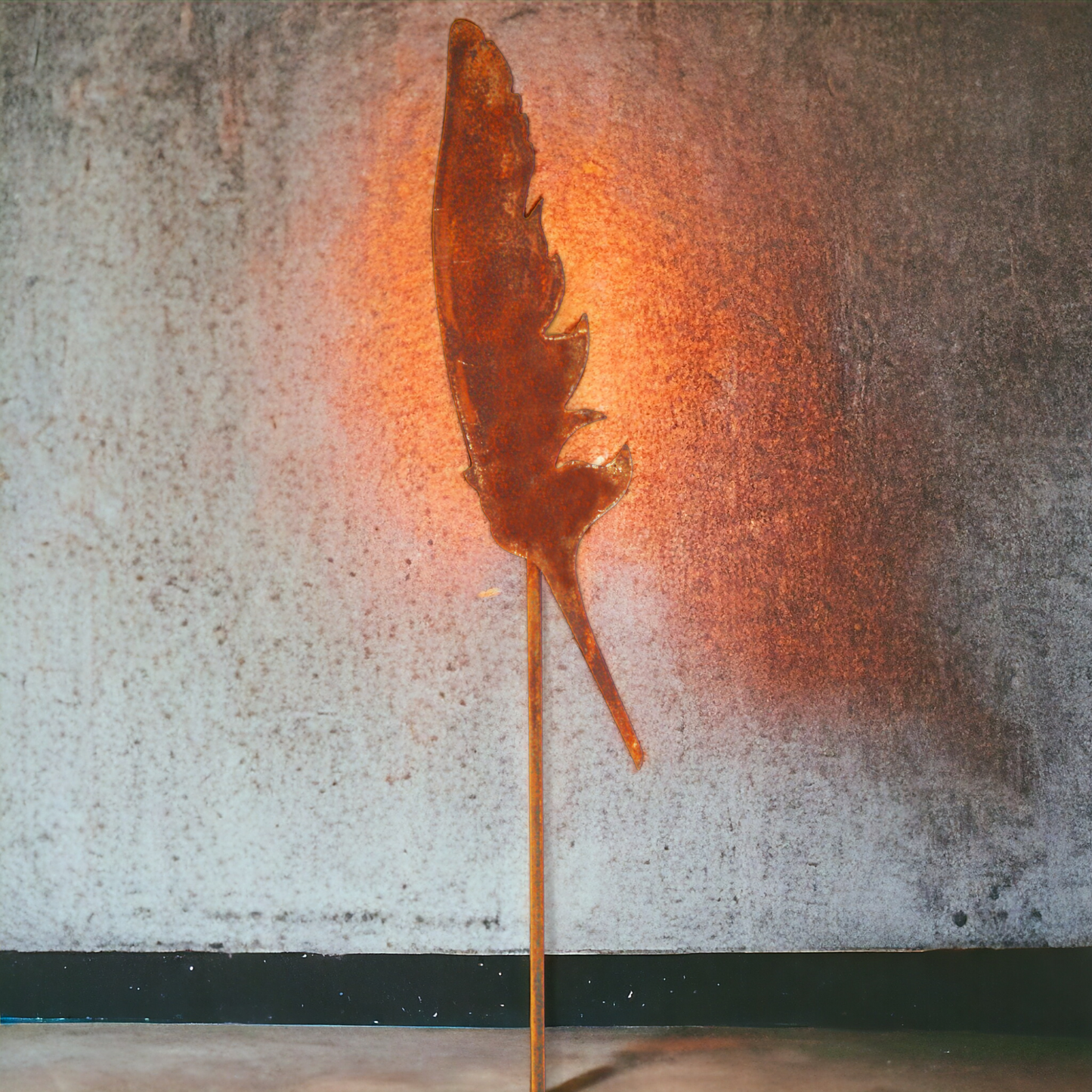 Gartendeko | Stecker aus Metall "Feder" auf Stab - Edelrostoptik - 33 x 100 cm