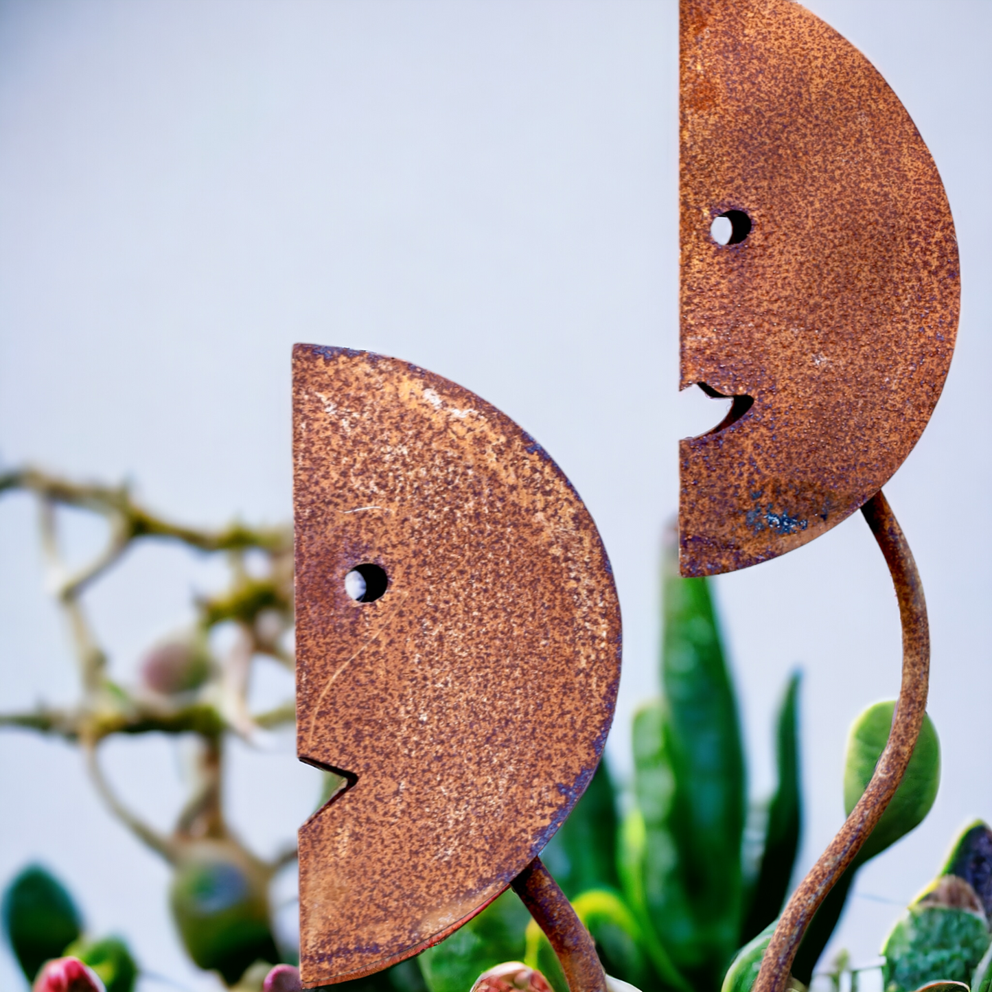 Gartenstecker | Metallkopf "Ira" auf Stab, Edelrost - 115 cm