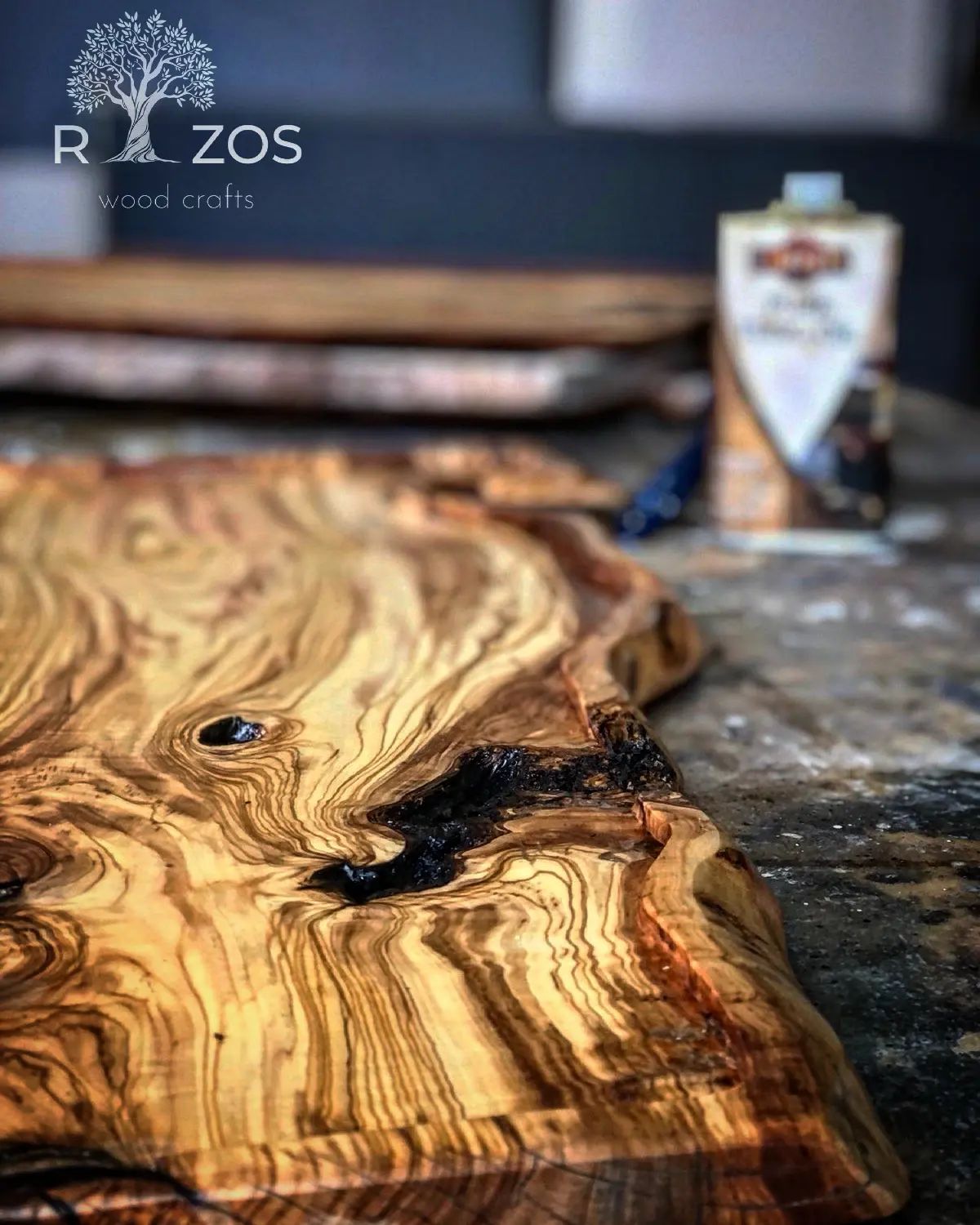 Servierbrett - Tablett "Natural Edge" aus Olivenholz
