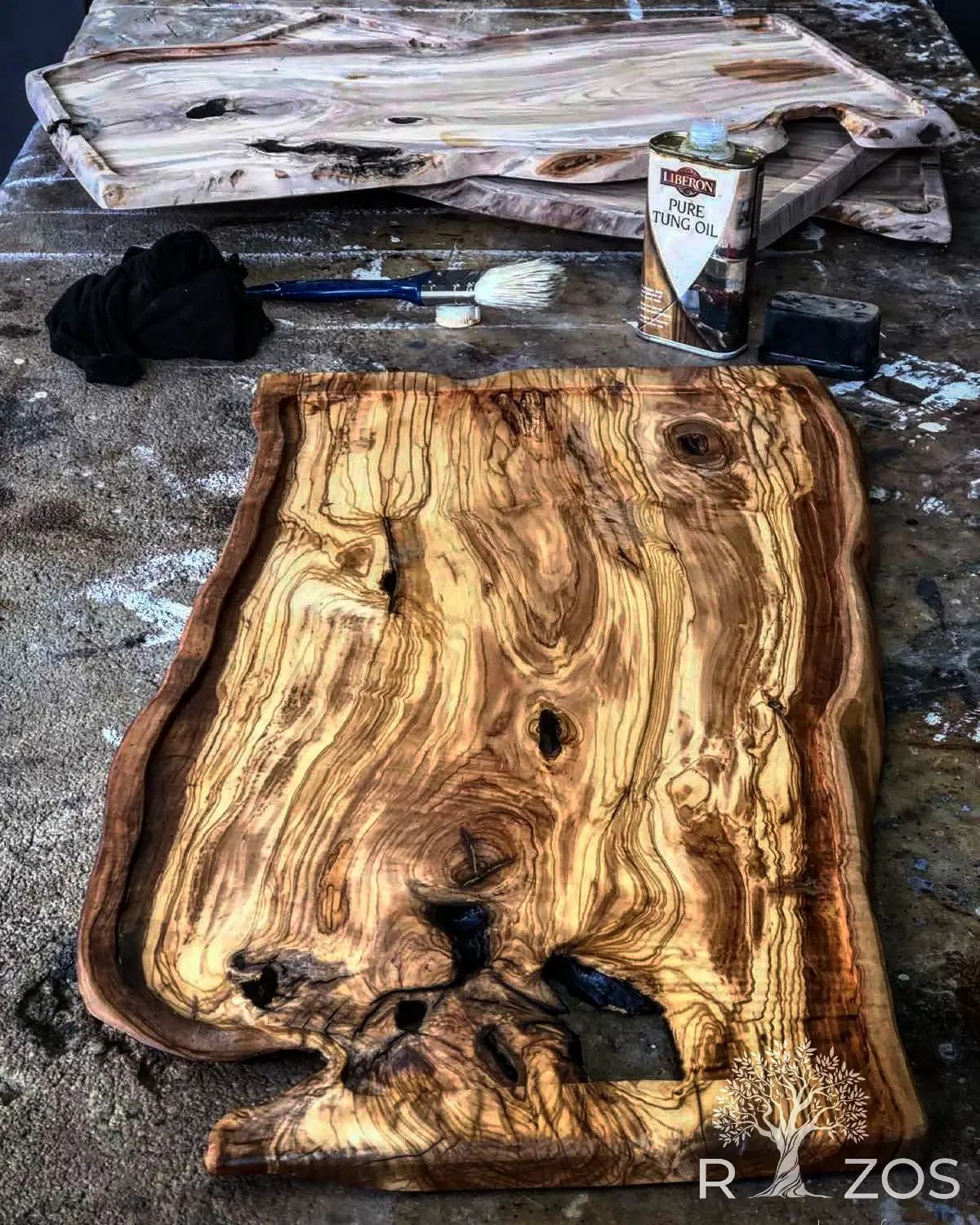 Servierbrett - Tablett "Natural Edge" aus Olivenholz