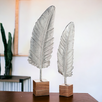 Aluminiumskulptur "Feder" silber auf Holzsockel 65,5 cm