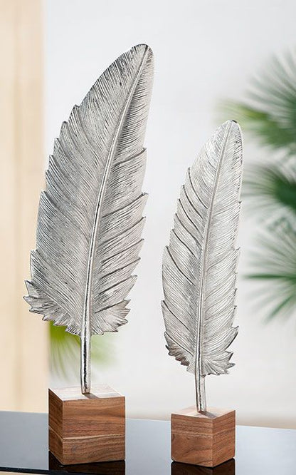 Aluminiumskulptur "Feder" silber auf Holzsockel 65,5 cm