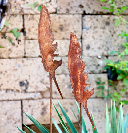Gartendeko | Stecker aus Metall "Feder" auf Stab - Edelrostoptik - 33 x 100 cm