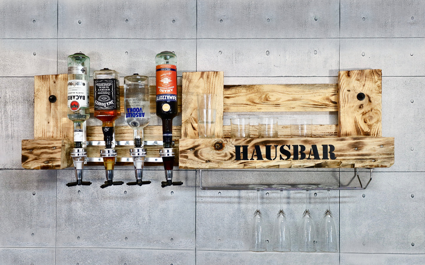 Wandbar aus Paletten / Palettenbar / Schnapsbar mit Getränkespender und Glashalter