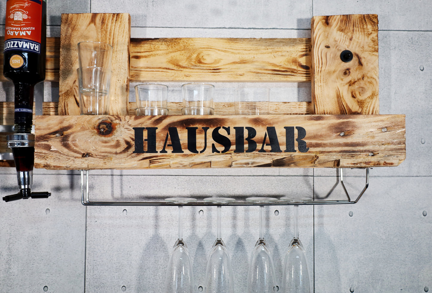 Wandbar aus Paletten / Palettenbar / Schnapsbar mit Getränkespender und Glashalter